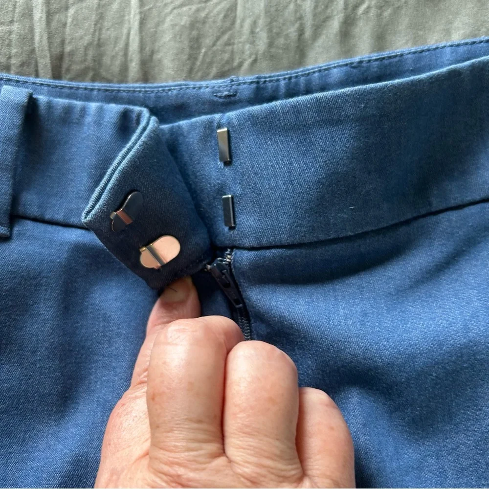 Ann Taylor 11” Chambray Bermuda Shorts. Size 6.